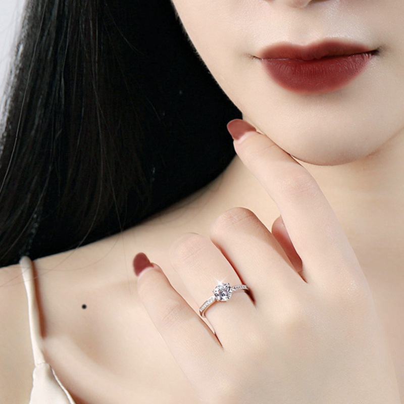 D色银镀18k白金经典六爪莫桑钻戒指女纯银高碳钻戒指